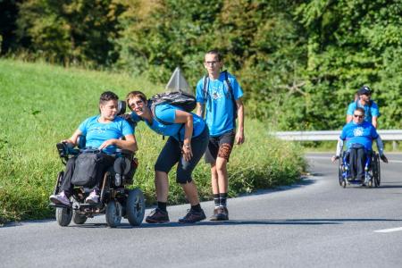 212 gibalno oviranih oseb uspešno osvojilo vzpon na Lavričevo kočo 7